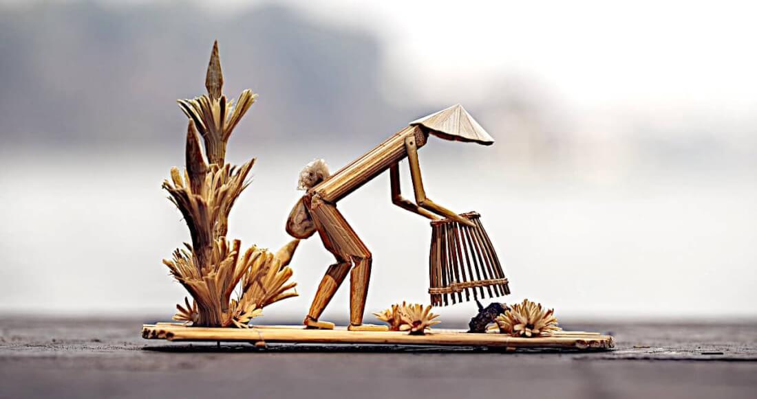 Nella riproduzione in legno la cattura di un pesce in mare e non in acquario