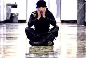 Una ragazza che forse si chiede quanti pesci può mettere nel suo acquario